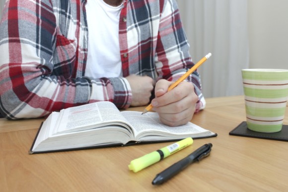 Le crayon à papier reste l'arme absolue du concepteur-rédacteur qui veut annoter ses livres... sans les abîmer !